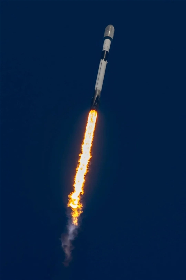 SpaceX再发射13颗可直连手机的星链卫星:每颗重达875公斤
