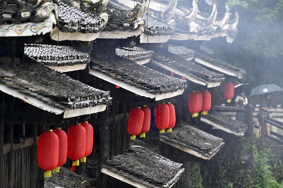 为欢庆程阳风雨桥落成100周年，侗家人在桥外挂起了红灯笼。