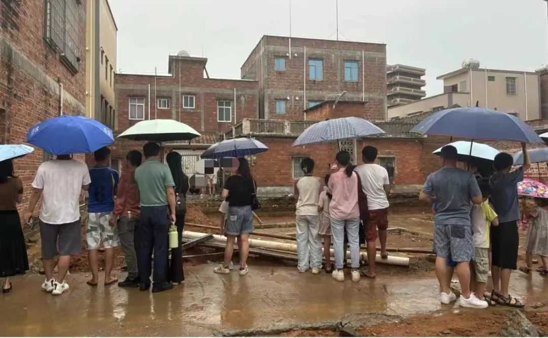 “粉丝”冒雨“守”全红婵家后门。图/赵雨萌摄