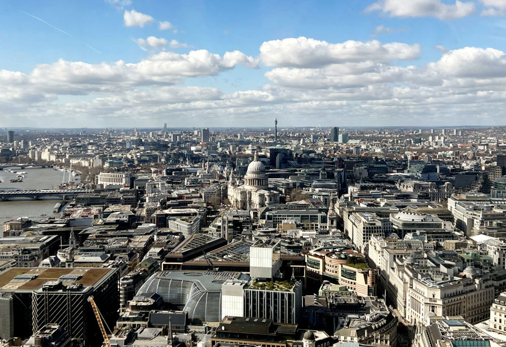 这是在英国伦敦拍摄的泰晤士河及城市风光。