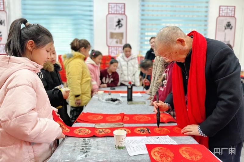 轮台县“万福迎春”暨迎新春·剪窗花·送春联文化惠民活动现场 (央广网发 李新芳 摄)