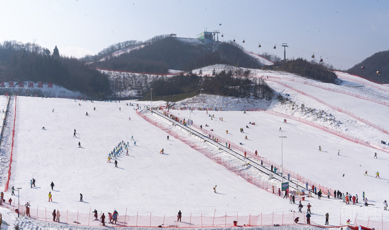 恩施绿葱坡滑雪场游客众多（央广网见习记者邓子依 摄）