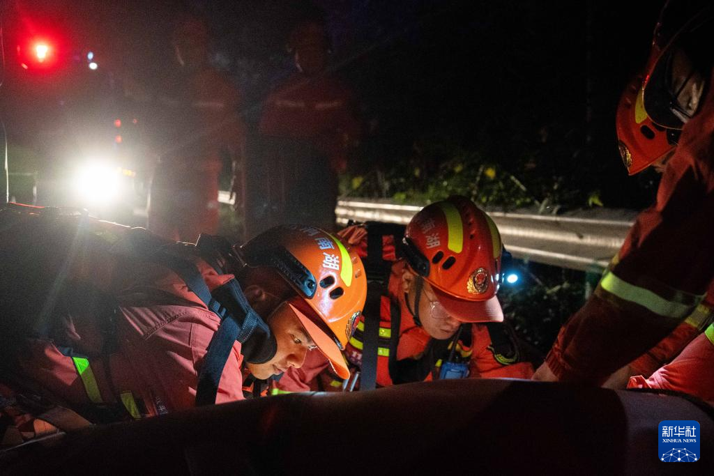 7月29日凌晨，在湖南省湘潭县易俗河镇四新堤附近，抢险人员在做搜救前的准备工作。新华社记者 陈思汗 摄