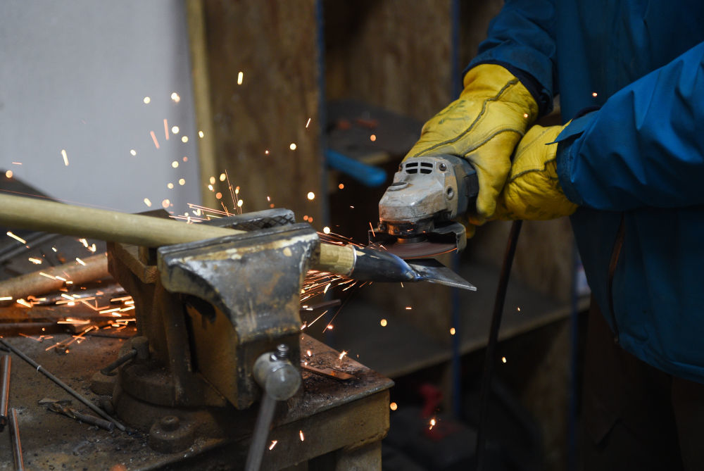 ↑2023年11月24日，李大伟在工作间打磨修冰工具。新华社记者 王楷焱 摄