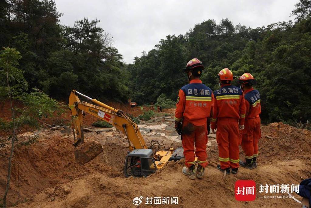 5月2日，梅大高速茶阳路段山体下方渗水口。