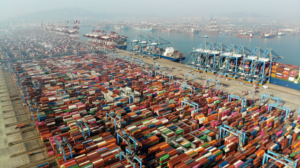 2024年2月11日拍摄的繁忙的青岛港集装箱码头（无人机照片）。新华社记者 李紫恒 摄