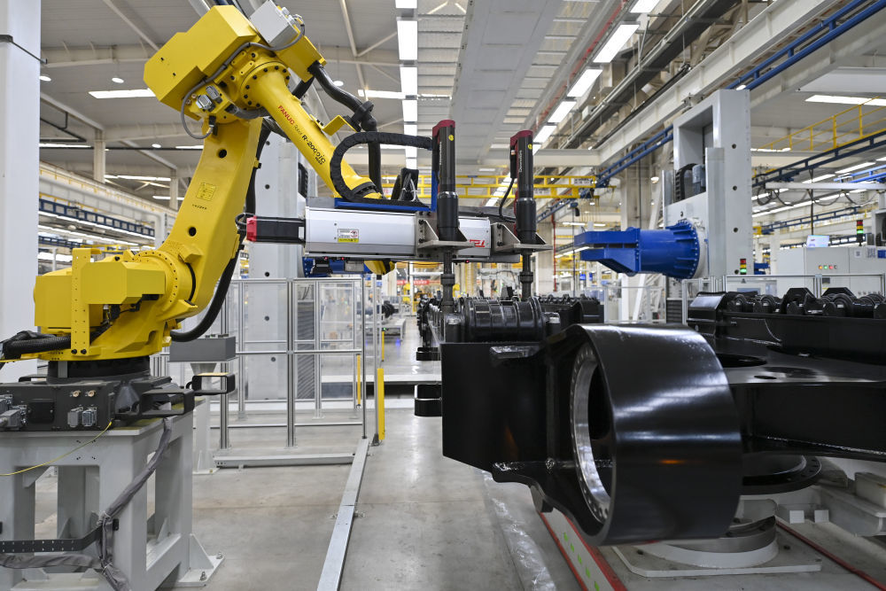 2024年4月9日，在山西太原太重集团智能高端液压挖掘机产业园区，智能装配机器人在智能生产线上作业。