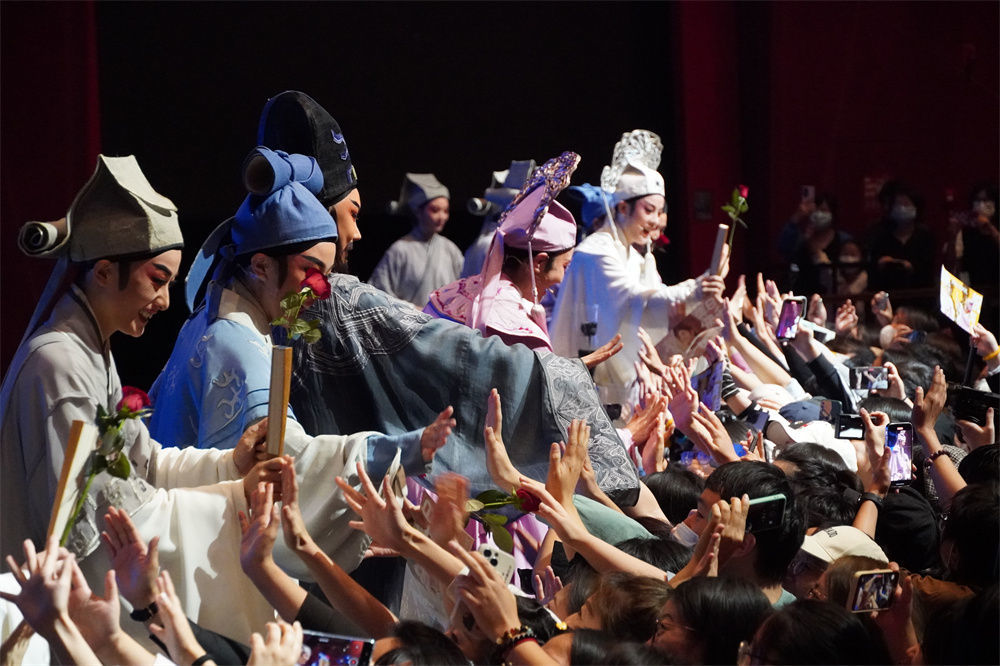 在杭州蝴蝶剧场，浙江小百花越剧院的演员在新版《梁祝》（青春版）演出后和观众互动（2023年10月25日摄）。新华社发（百越文化创意有限公司供图）