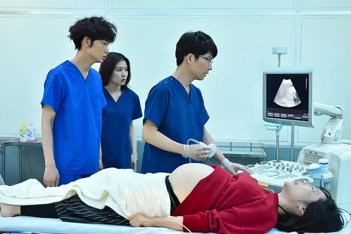 分娩对每一位产妇来说都不是易事。（图/《产科医鸿鸟》）