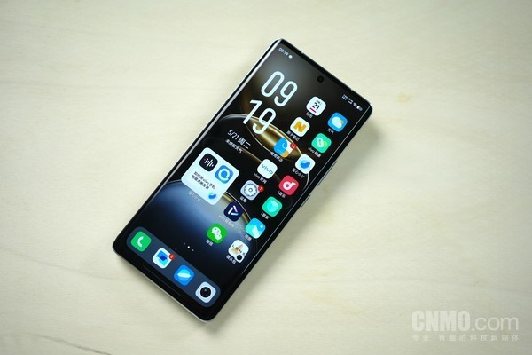 vivo X100 Ultra采用了一块三星2K E7屏幕超色准屏幕