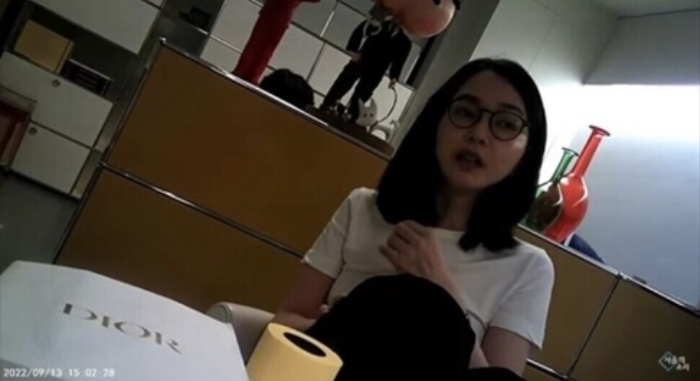 2022年9月，金建希收受旅美韩侨牧师崔在英（音译）名牌包 图源：韩国YouTube频道《首尔之声》报道截图