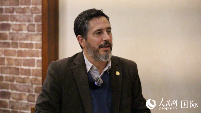 阿根廷布宜诺斯艾利斯大学阿根廷—中国研究中心主任、阿根廷知名汉学家毕嘉宏（Ignacio Villagran）接受人民网记者专访。人民网记者 张荣摄