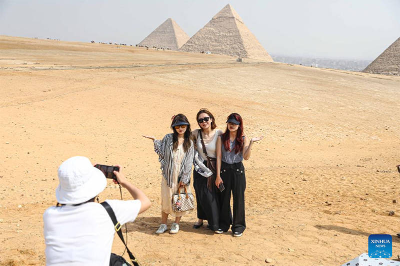 在埃及金字塔游玩的中国搭客（新华网）
