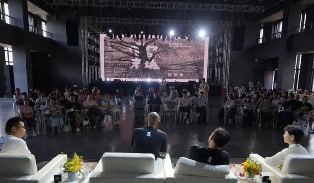 ▲ 《黑白讲讲》沙龙对谈现场,2024,鼓浪屿当代艺术中心(KCCA)