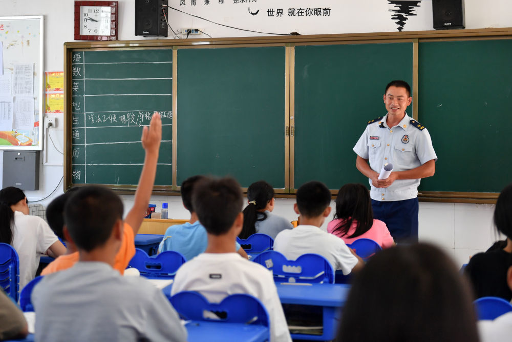 9月2日，资兴市消防救援大队消防员向资兴市第二中学学生讲述救援经历与防灾自救知识。新华社记者 陈振海 摄