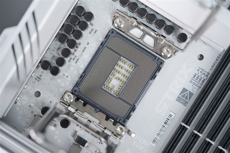 不止颜值!华硕ROG STRIX Z890-A GAMING WIFI S吹雪主板评测:300W性能释放 内存一键提速
