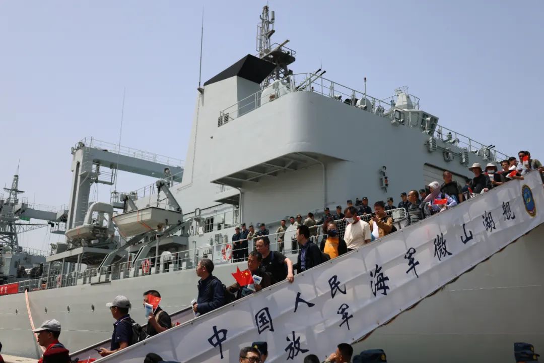 2023年4月27日，在沙特阿拉伯吉达港，从苏丹撤离的中国同胞抵达吉达港。新华社记者 王海洲 摄