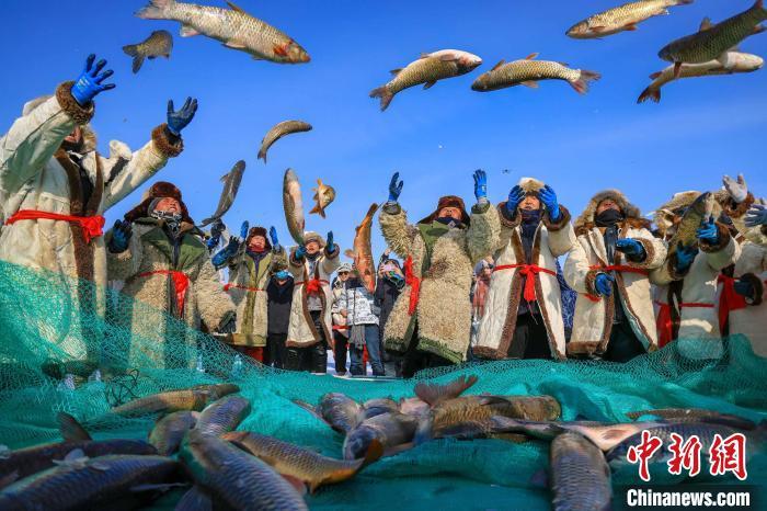 博斯腾湖冬季巨网捕鱼第一网收获满满,渔民欢呼雀跃 年磊 摄