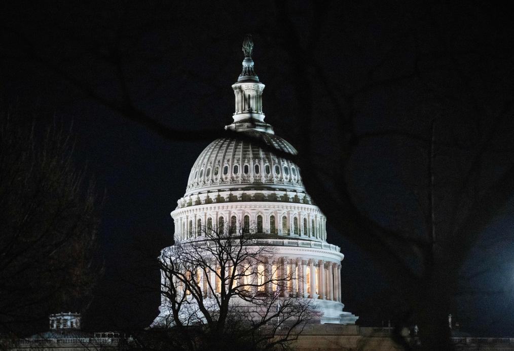 这是2月13日在美国首都华盛顿拍摄的国会大厦。 新华社记者 刘杰 摄