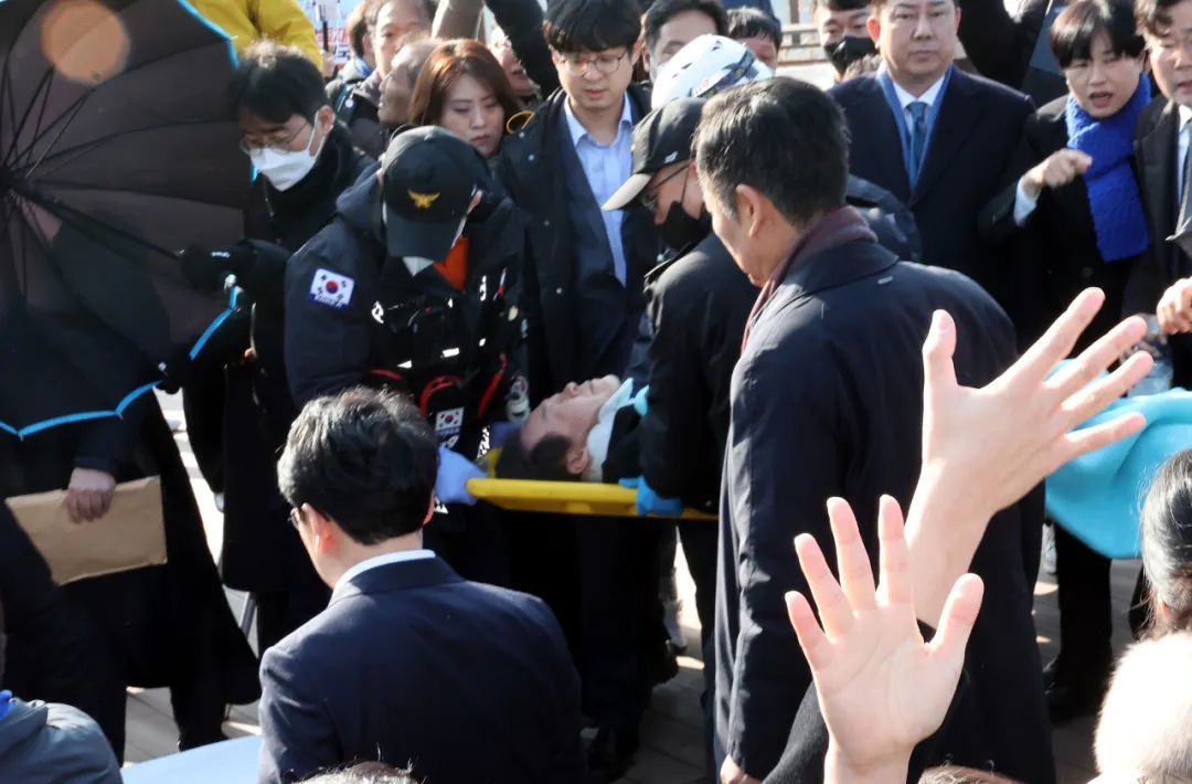 1月2日，韩国釜山，李邪在亮被扶持辅助队抬上担架。图/视觉中国