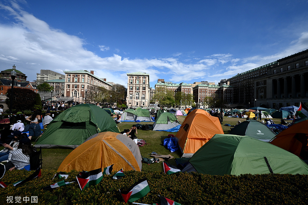 抗议学生在哥伦比亚大学校园内支起帐篷 图自视觉中国
