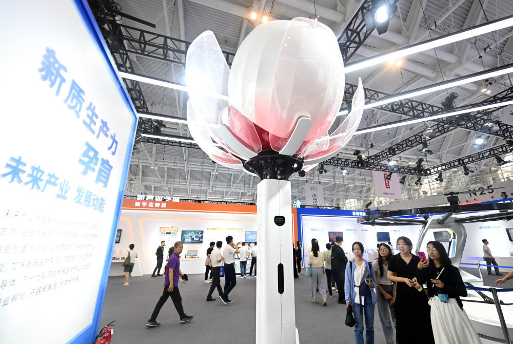 6月21日，参观者在2024世界智能产业博览会现场参观云圣智能的全自主无人机巡检系统。 新华社记者赵子硕 摄