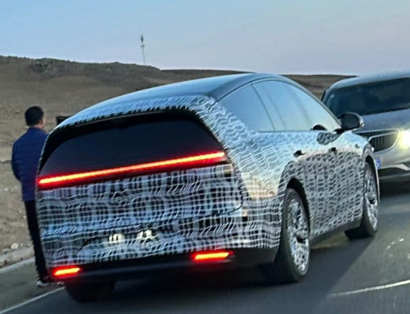 理想M系列新车谍照:MEGA和L系列的结合体,分不清是SUV还是MPV