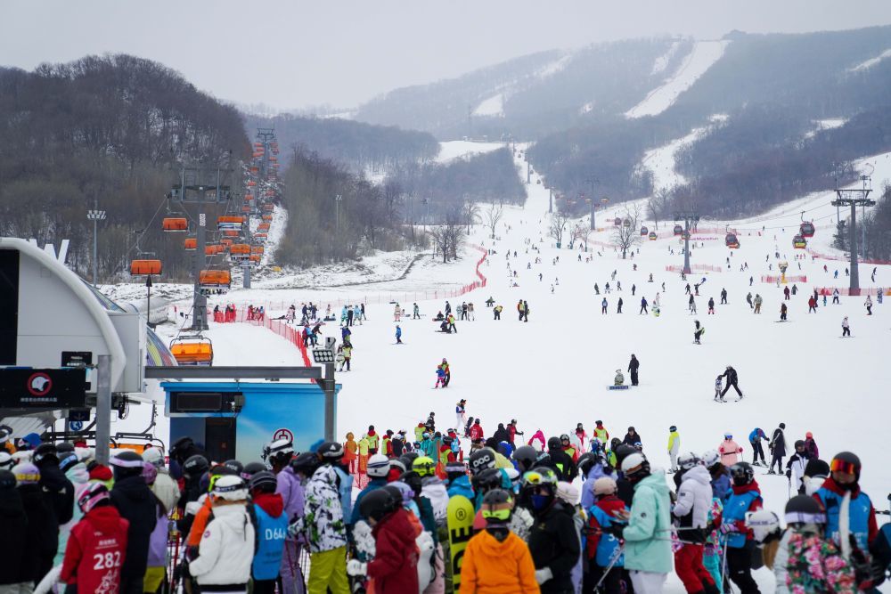 2023年12月30日,滑雪爱好者在吉林省吉林市万科松花湖度假区滑雪。新华社记者 许畅 摄