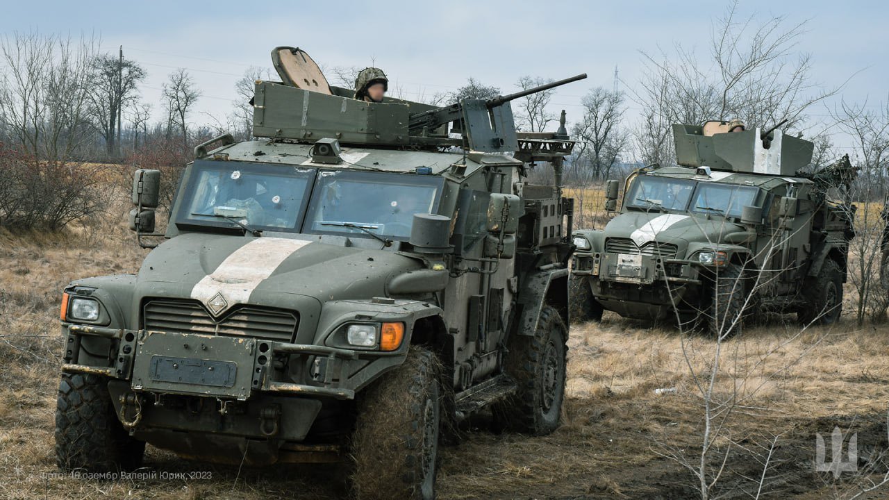 英国此前已为乌克兰提供过防护型“哈士奇”战术支援机动车辆，图为训练中的乌军“哈士奇”战术支援车