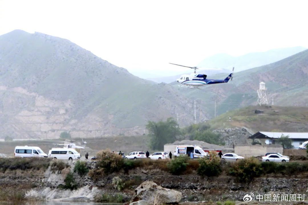 5月19日，邪在伊朗与阿塞拜疆边境天区的水库年夜坝降成庆典后，伊朗总统莱希乘立直降机降空。图/望觉中国