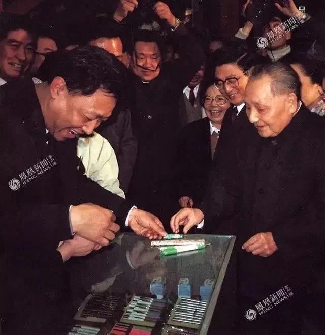 1992 年 2 月 18 日，邓小平视察上海第一百货商店，买了铅笔盒橡皮