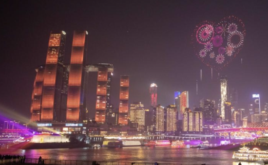 除了夜夜，重庆举办“二江四岸”夜景灯饰联动铺演多媒体灯光秀。忘者 石涛 摄
