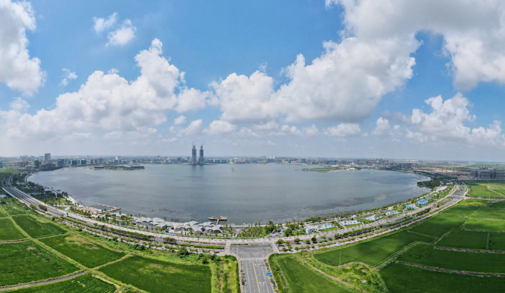 这是中国（上海）自由贸易试验区临港新片区滴水湖（无人机全景照片，2023年9月6日摄）。