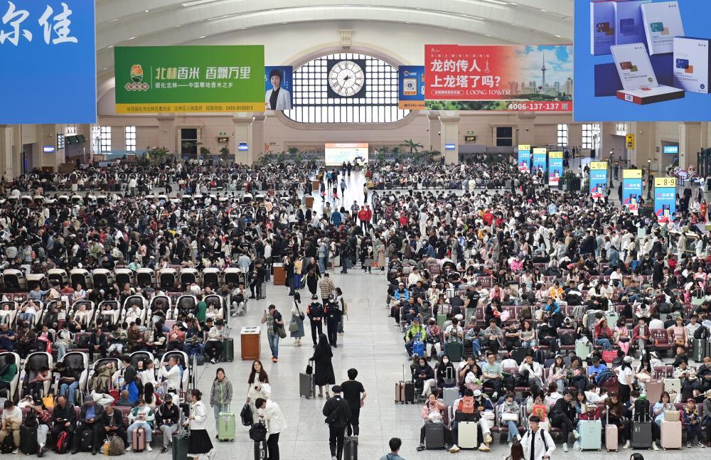 5月1日，出行旅客在哈尔滨火车站候车厅内候车。新华社发（原勇摄）