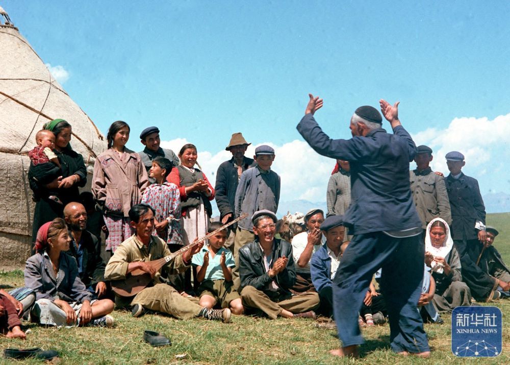 1964年8月30日，新疆伊犁哈萨克自治州牧民在赛里木湖畔欢乐歌舞。新华社记者 穆青 摄