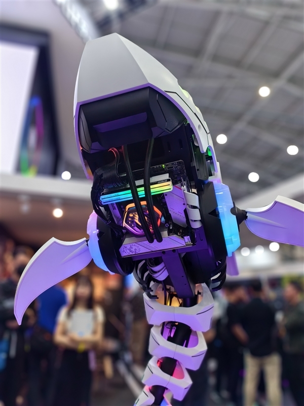 酷冷至尊做了一条“机械鲨鱼”主机!