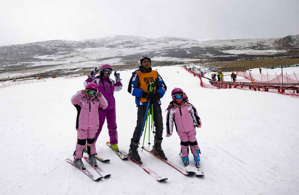 ↑2024年1月27日，欧珠卓玛（左一）、阿旺曲珍（左二）、平措卓玛（右一）与滑雪教练洛桑平措在墨多滑雪场合影。新华社记者 姜帆 摄