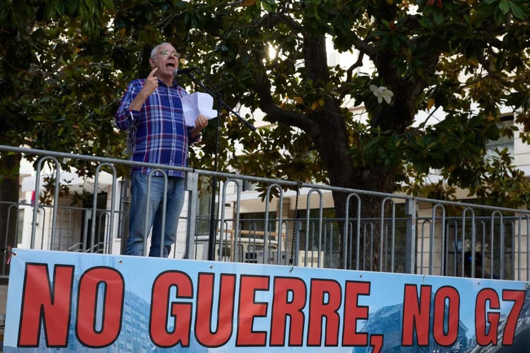 抗议者在集会上演讲。