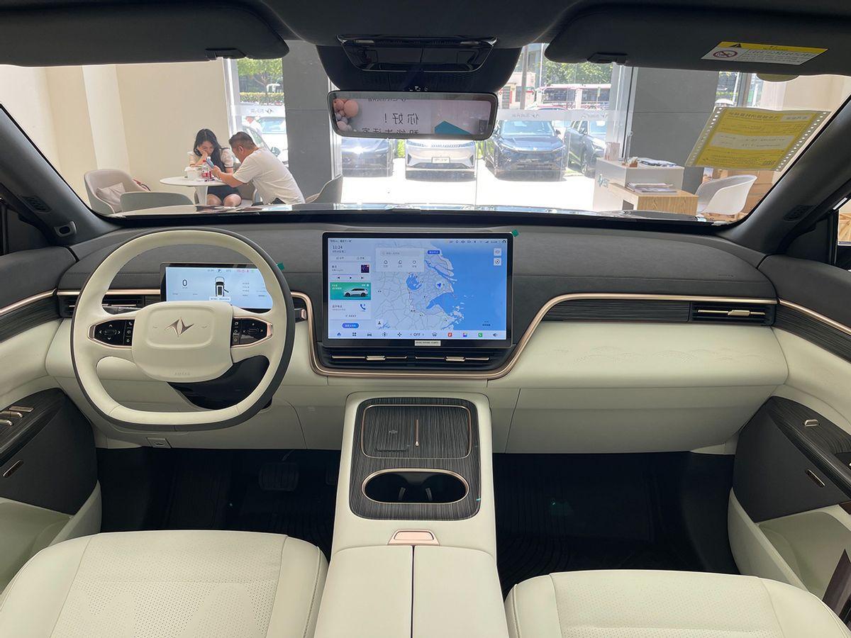 比理想L8便宜10万,也有冰箱彩电大沙发,东风eπ008实拍