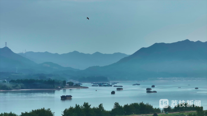 从东梓关远眺富春山水