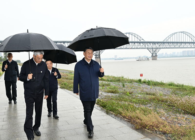 2023年10月10日至13日，中共中央总书记、国家主席、中央军委主席习近平在江西考察。这是10日下午，习近平在长江国家文化公园九江城区段考察时，冒雨沿江堤步行察看沿岸风貌。新华社记者 谢环驰摄