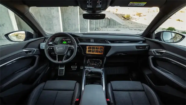 奥迪首款电动硬派越野车!Q8 e-tron达喀尔版曝光:售94万元