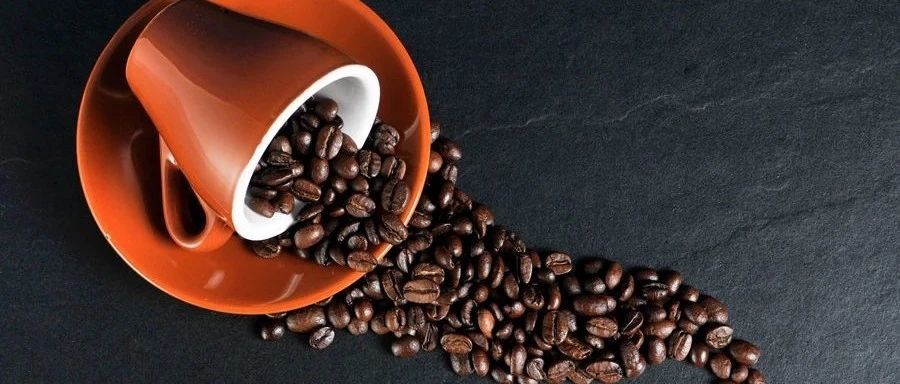 我國學者研究發現，每天喝咖啡超過一杯，或增加骨關節炎風險