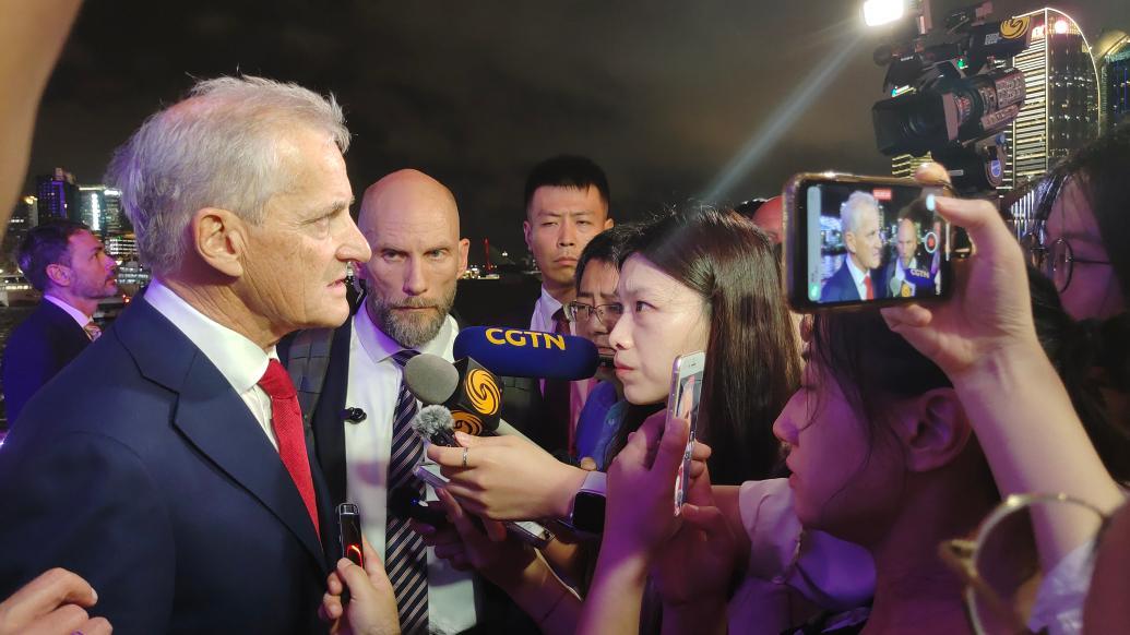 挪威首相斯特勒在上海接受澎湃新闻等媒体采访