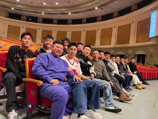 德云社封箱庆典好精彩，郭德纲于谦合体表演，岳云鹏当场落泪 - 小轻秀场