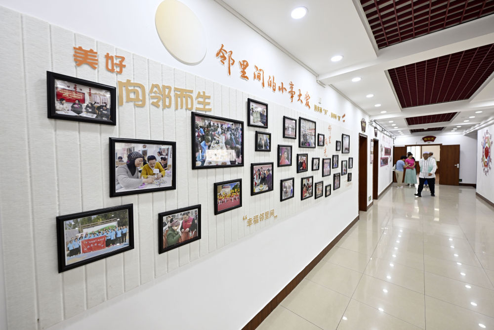 6月19日在长城花园社区党群服务中心拍摄的照片墙。