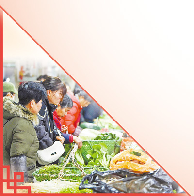 安徽铜陵市义安区五松镇一处农贸集市里，群众在购买蔬菜等农产品。过仕宁摄（人民视觉）