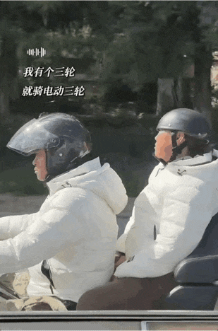 阿姨在摩托车上摇晃身体