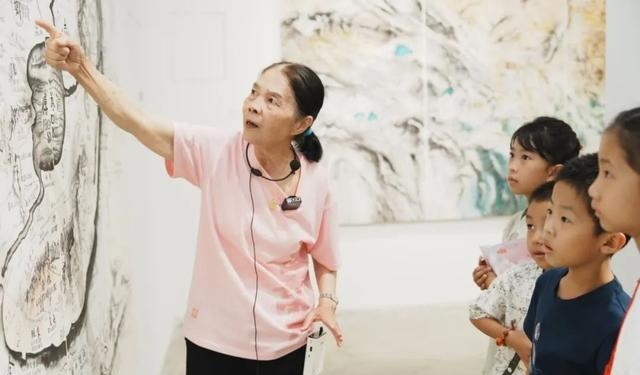 ▲ 陈少勤阿姨担任导览员