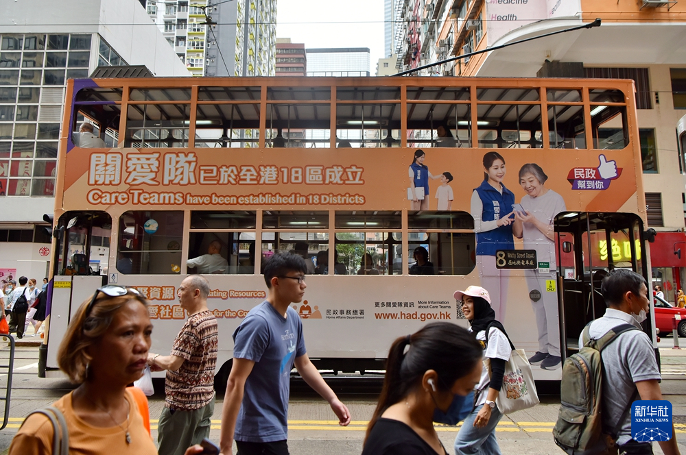 5月5日，一辆涂装关爱队宣传海报的有轨电车从街头驶过。新华社记者 陈铎 摄
